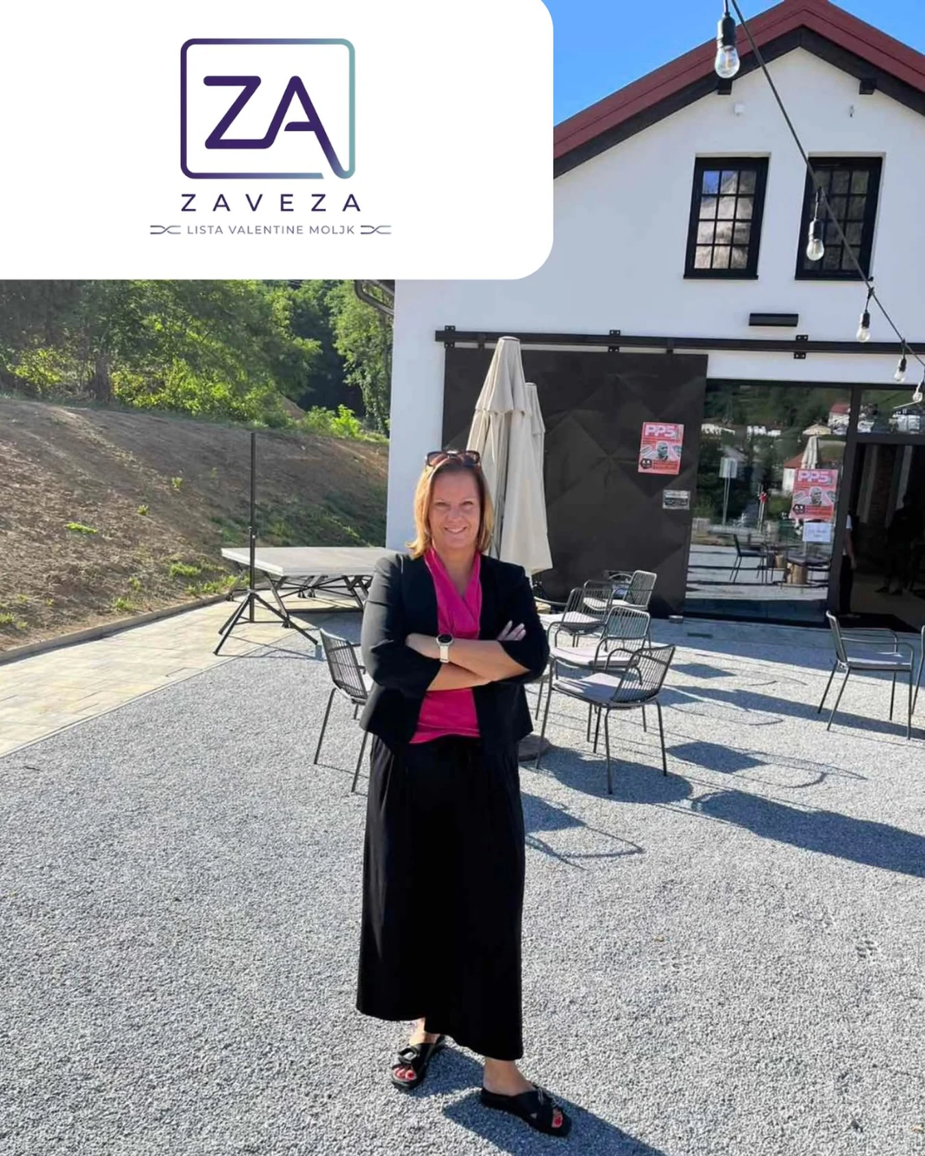 Valentina Moljk pred belo stavbo s teraso, z logotipom ZAVEZA v levem zgornjem kotu